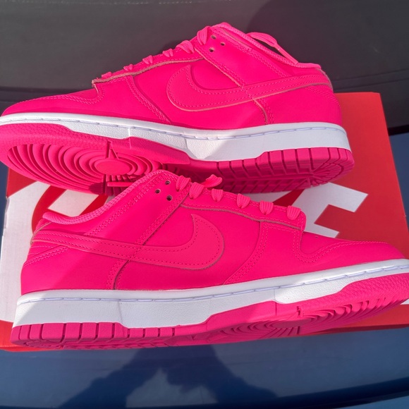 Hyper pink Nike dunks size 7.5 women’s - Picture 4 of 5